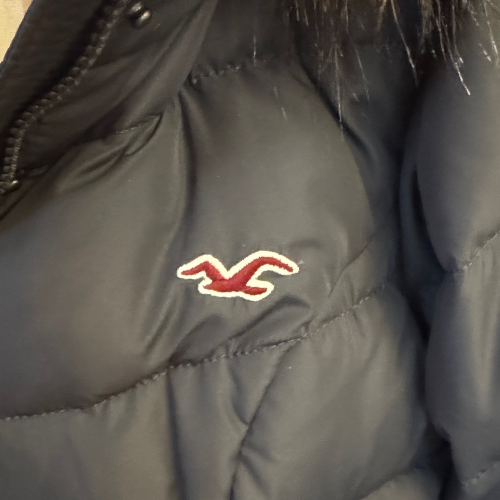 Hollister Women’s Dark Gray Puffer Jacket with Faux Fur Trim - Picture 4 of 5